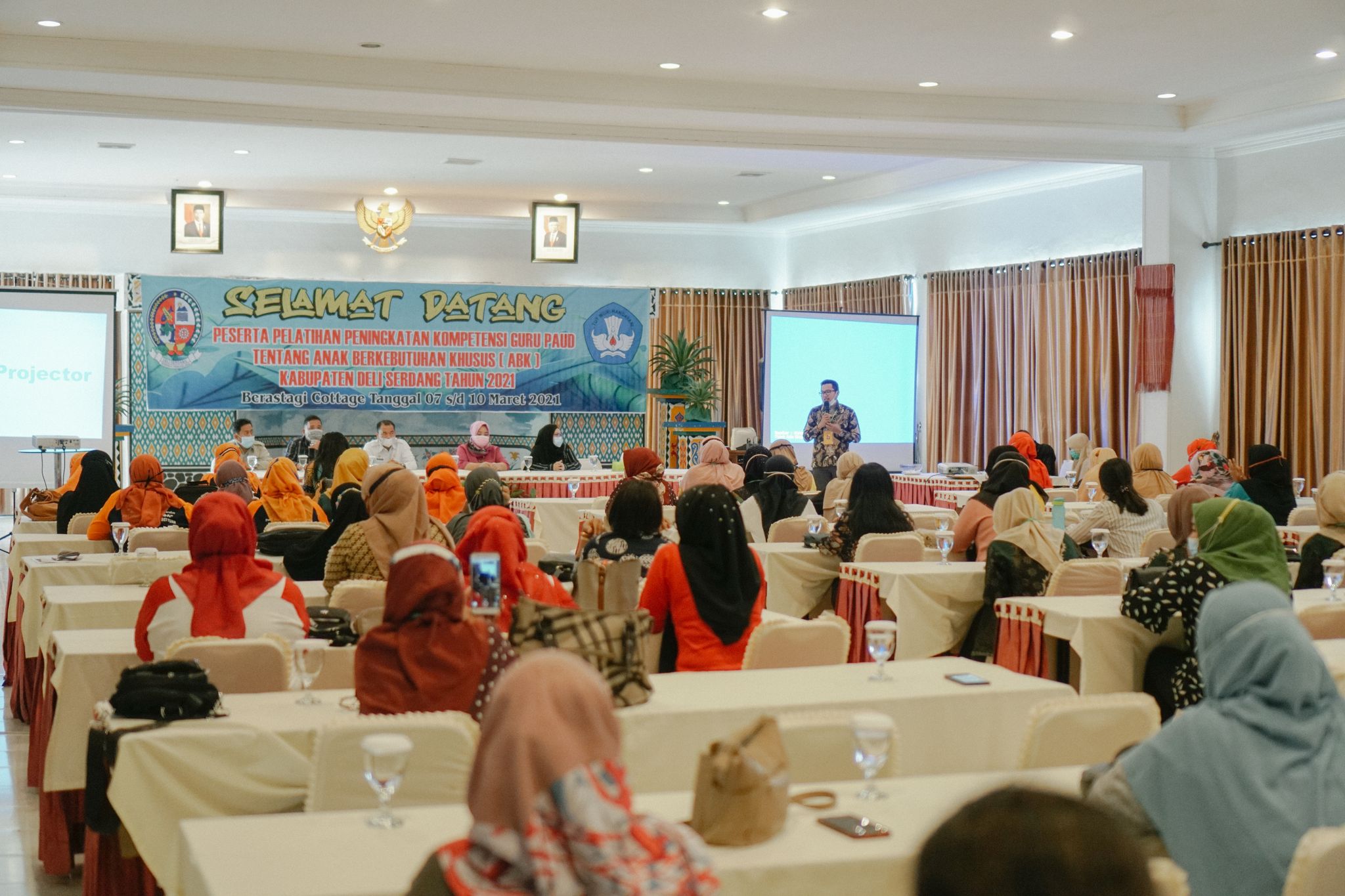 Ruang rapat dan function room di Brastagi Cottage